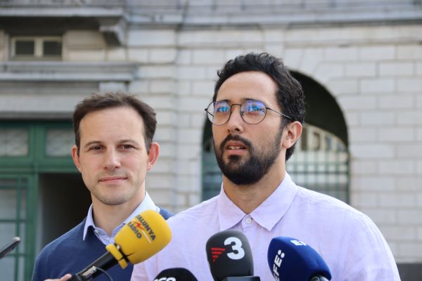 Valtònyc and his lawyer Simon Bekaert speaking to the press in Ghent after a court ruled against extraditing him to Spain on May 17, 2022 (by Nazaret Romero)